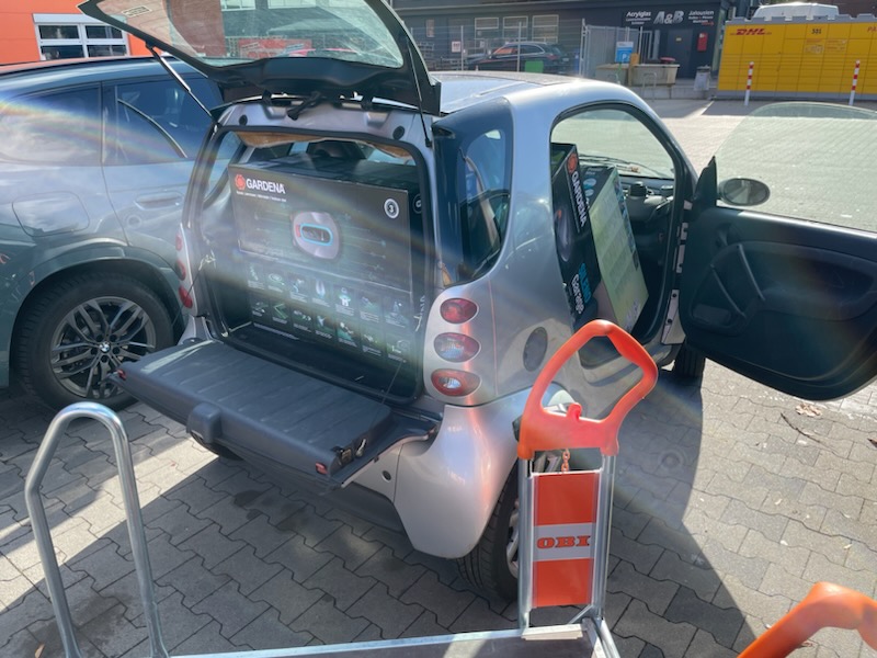 Smart fortwo beim Beladen mit Sackkarre
