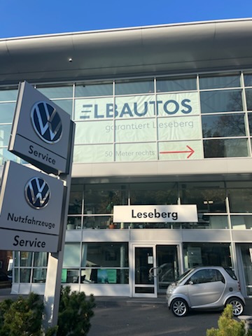 Autohaus Leseberg mit smart fortwo davor